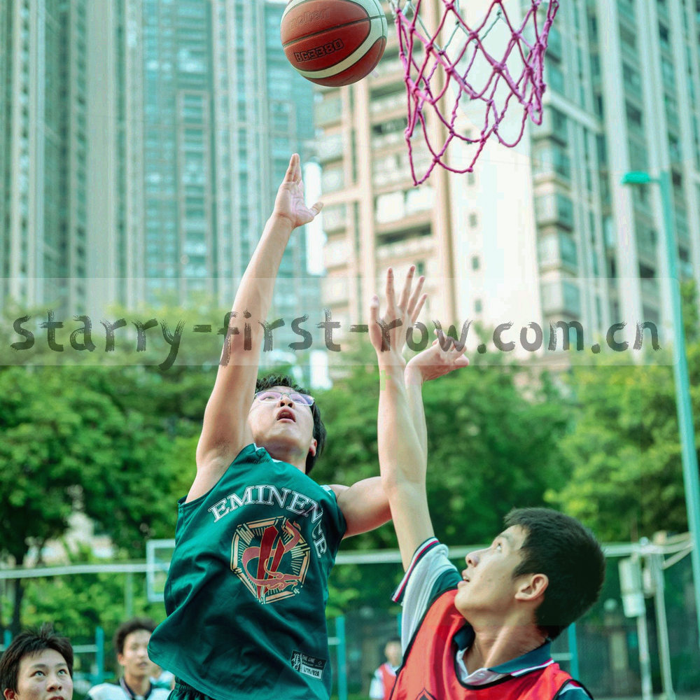 客服工位上的耳机与桌面设备静物剪影